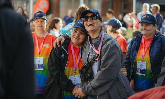 Zwei Athleten von Special Olympics umarmen sich bei der Eröffnungsfeier und lachen