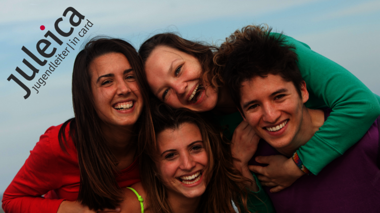 Gruppe mit Jugendlichen.