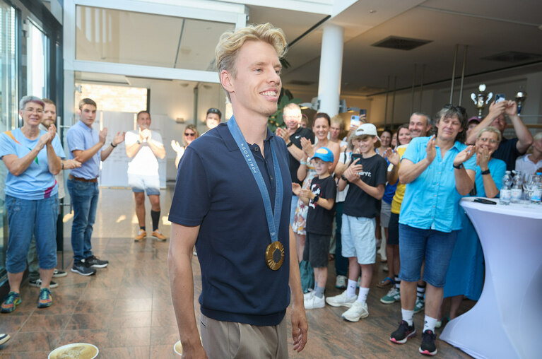 Einem Olympiasieger wird applaudiert