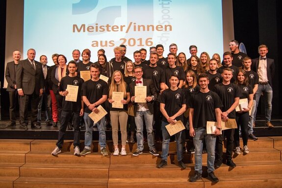 Gruppenfoto mit Absolventen und Absolventinnen des FSJ