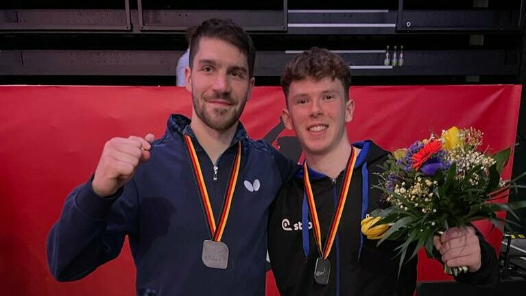 Foto von zwie tischtennis spielern