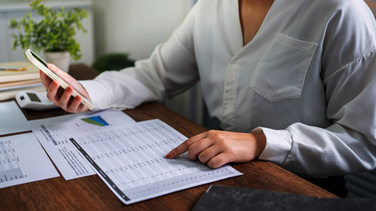 Bildausschnitt, wie jemand mit dem Taschenrechner arbeitet