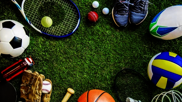 Verschiedene Sportgeräte liegen auf einem Rasen