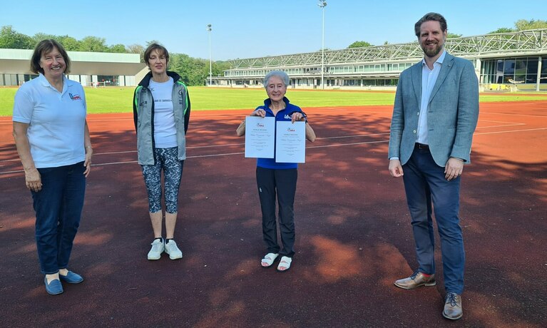 Gruppe auf Leichtathletikplatz.