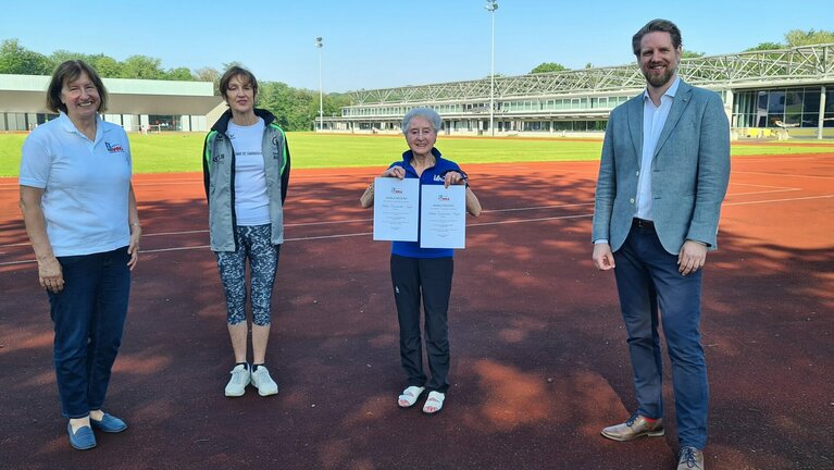 Gruppe auf Leichtathletikplatz.