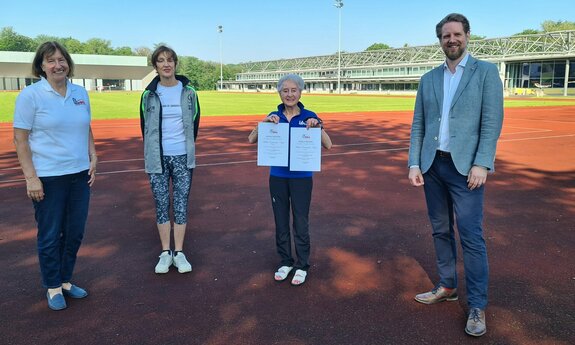 Gruppe auf Leichtathletikplatz.