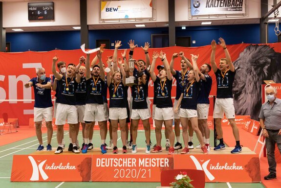 Jubelnde Badmintonspieler des 1. BC BIschmisheim nach dem Gewinn der Deutschen Meisterschaft 2021