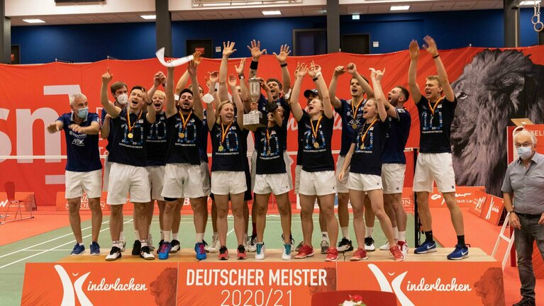 Jubelnde Badmintonspieler des 1. BC BIschmisheim nach dem Gewinn der Deutschen Meisterschaft 2021