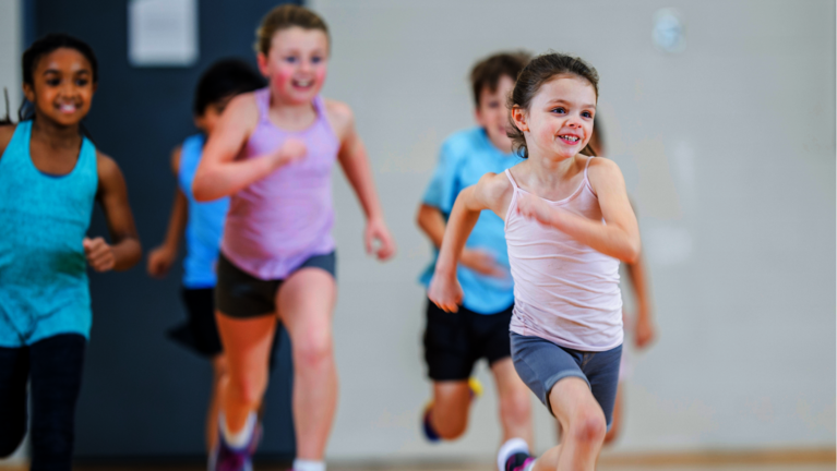 Kinder laufen durch die Sporthalle.