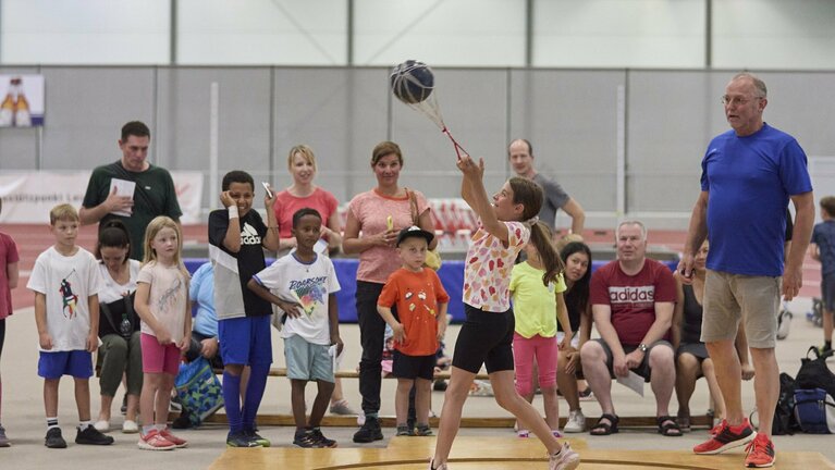 Kinder beim Schleuderball.