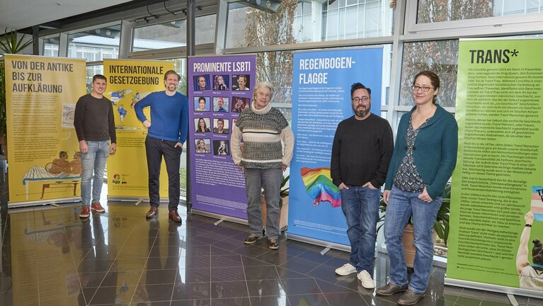 Gruppe bei Ausstellungseröffnung.