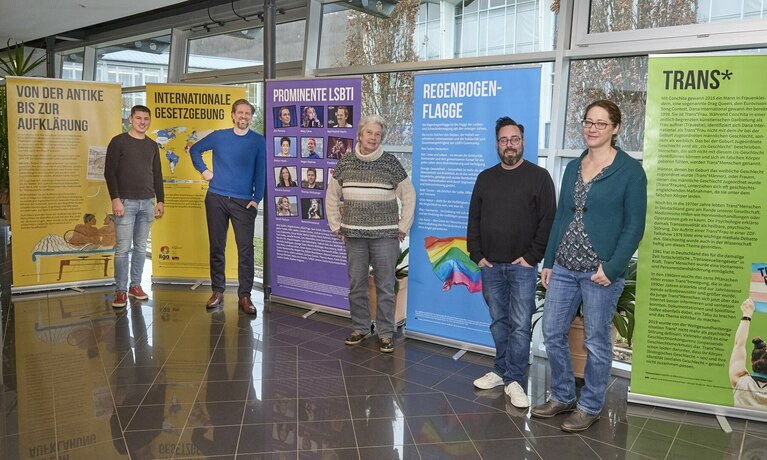 Gruppe bei Ausstellungseröffnung.