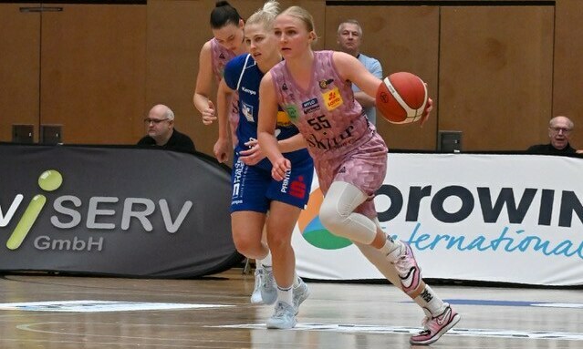 zwei Mädchen welches  Basketball spielen