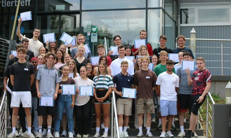 Absolventen Ausbildung mit Urkunde.