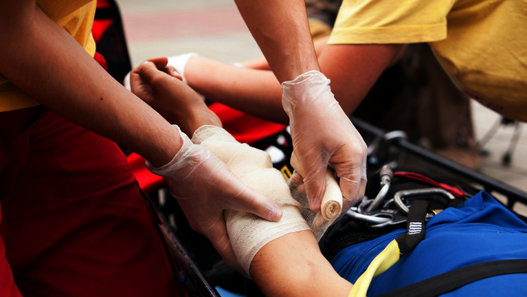Szene mit der Versorgung eines Verletzten durch Rettungssanitäter