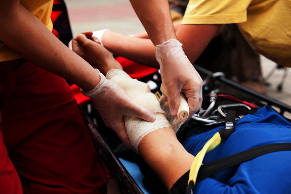 Szene mit der Versorgung eines Verletzten durch Rettungssanitäter