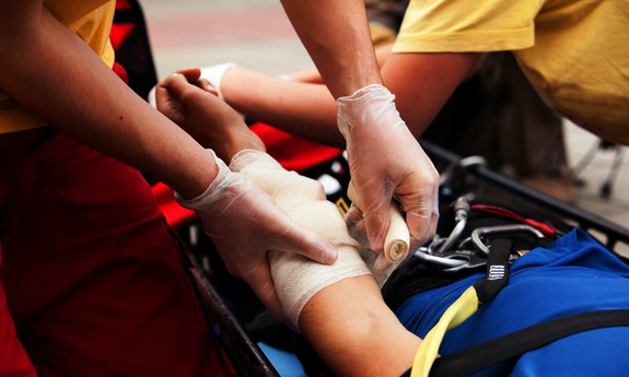 Szene mit der Versorgung eines Verletzten durch Rettungssanitäter