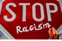 Grafik mit der Schrift Stop Racism