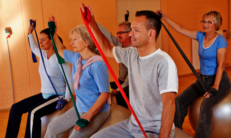 eine gruppe macht dehnübungen für den rücken