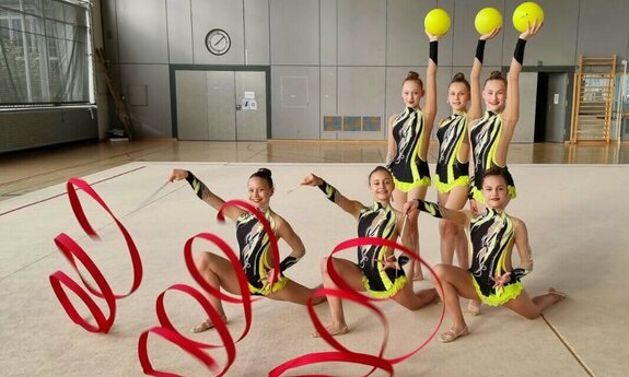 Gruppe Rhythmische Sportymnastinnen in der Turnhalle.