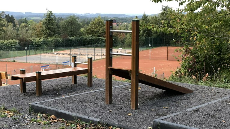 ein Spielplatz vot einem tennisfeld
