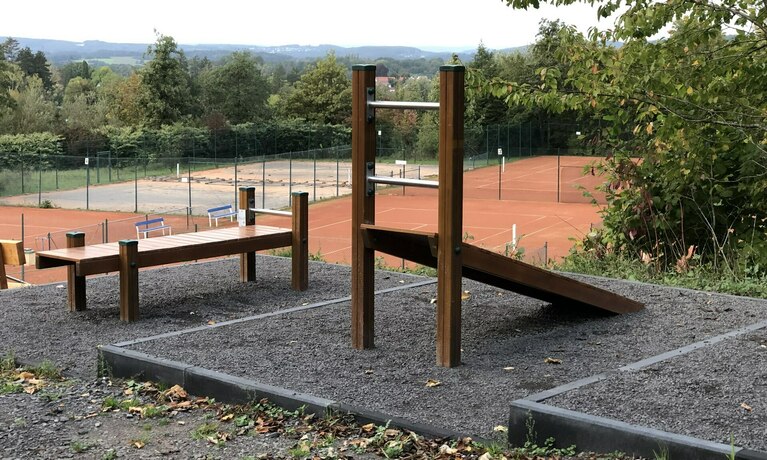 ein Spielplatz vot einem tennisfeld