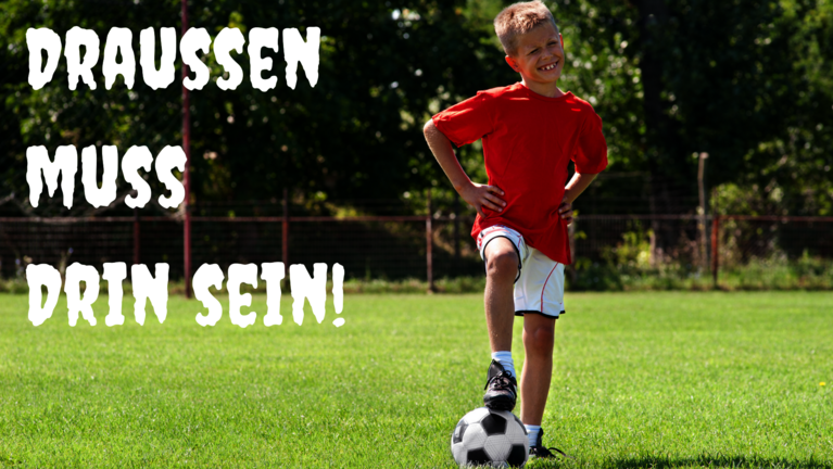 Junge auf Fußballplatz.