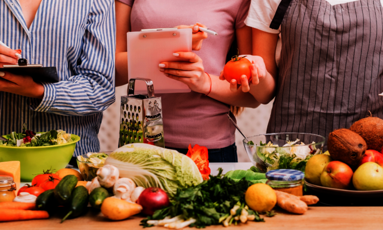 Drei Personen haben es vor Essen  zu machen