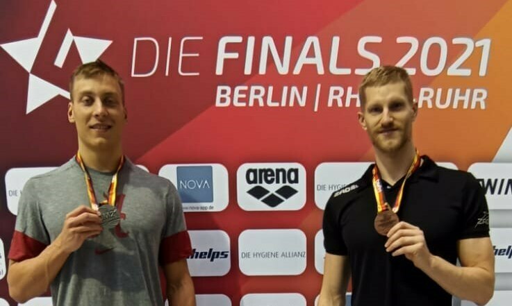 Schwimmer mit Medaille.