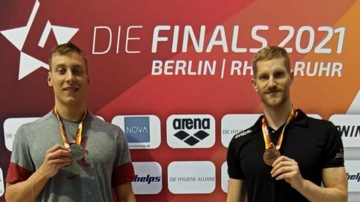 Schwimmer mit Medaille.