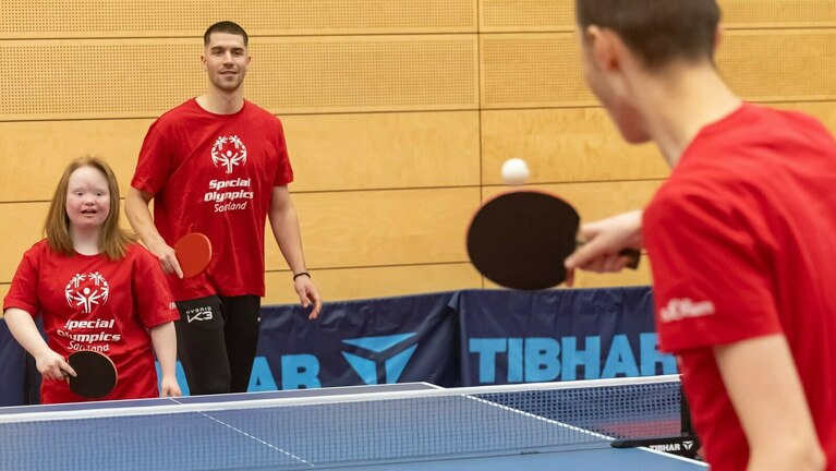 Die Gesichter der Landesspiele Emely, Levin und Patrick spielen Tischtennis