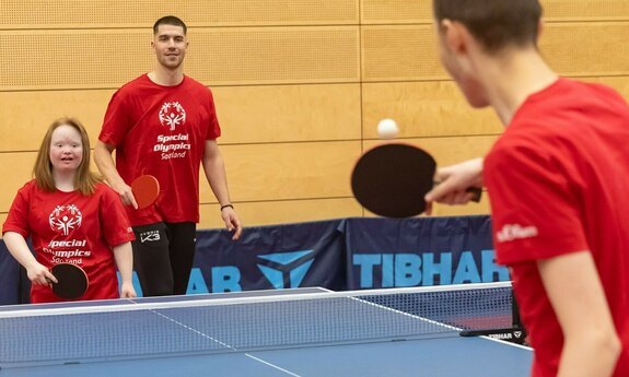 Die Gesichter der Landesspiele Emely, Levin und Patrick spielen Tischtennis