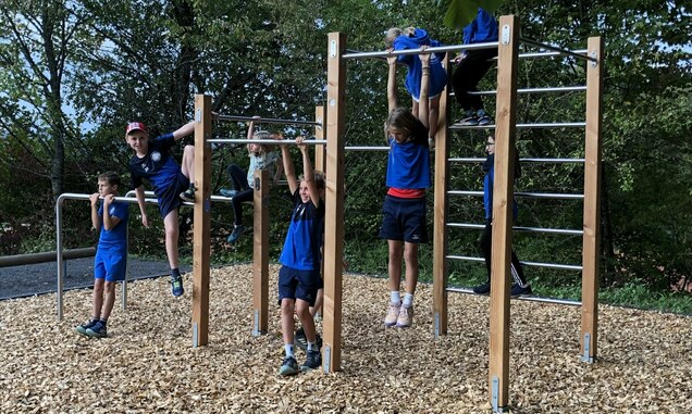 Kinder spielen auf  einem Spielplatz