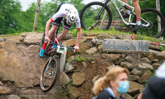 Mountainbiker im Wettkampf.