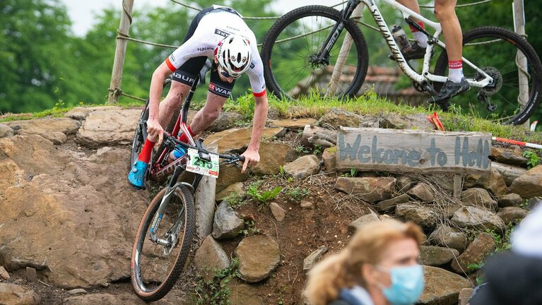 Mountainbiker im Wettkampf.