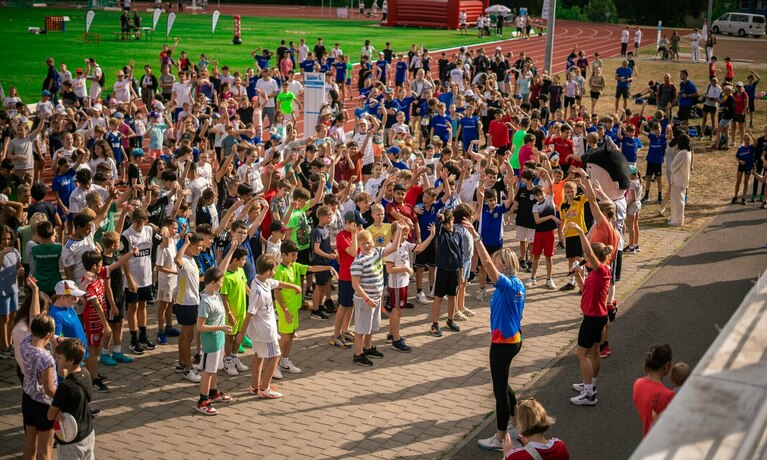 Kinder beim Aufwärmtraining