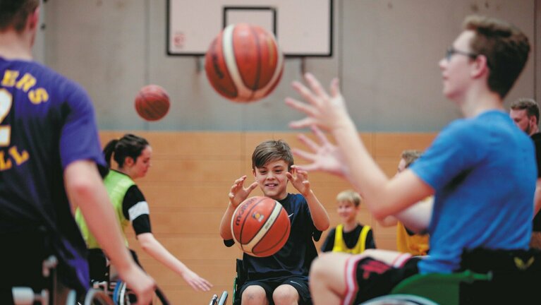 Junge Menschen mit Behinderung beim Ballsport.