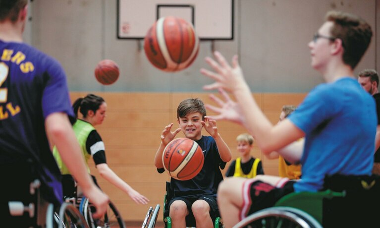 Junge Menschen mit Behinderung beim Ballsport.