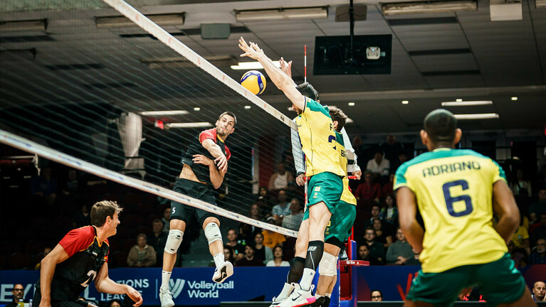 Ein Volleyballspiel zweier Nationalteams