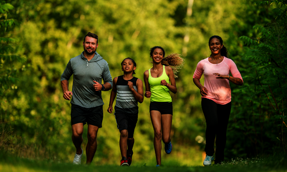 Eine Familie beim Joggen im Wald.