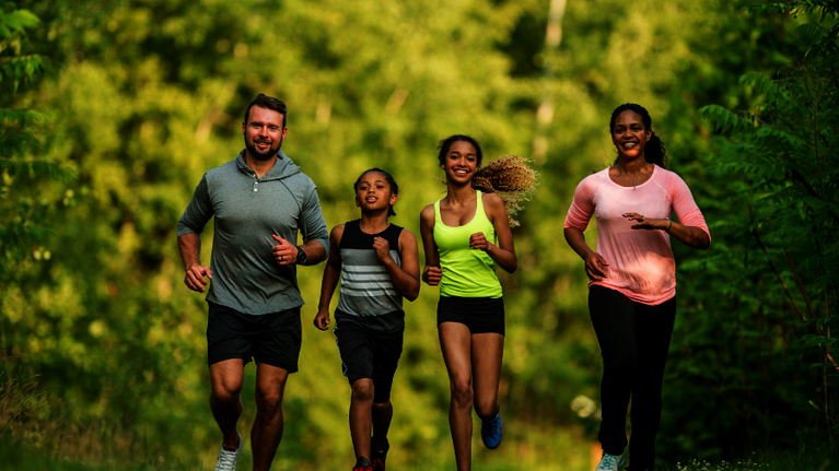 Eine Familie beim Joggen im Wald.
