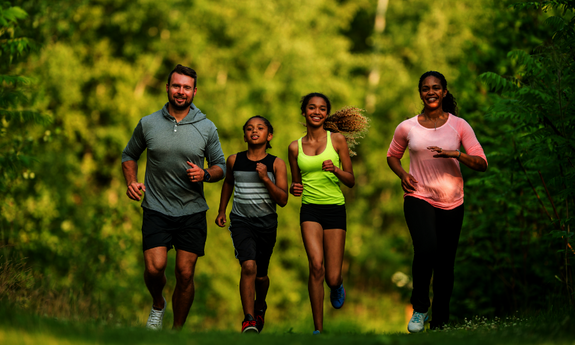 Eine Familie beim Joggen im Wald.