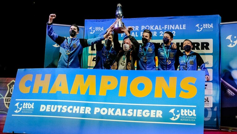 Jubeldndes Tischtennisteam.