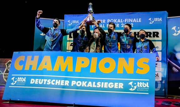 Jubeldndes Tischtennisteam.