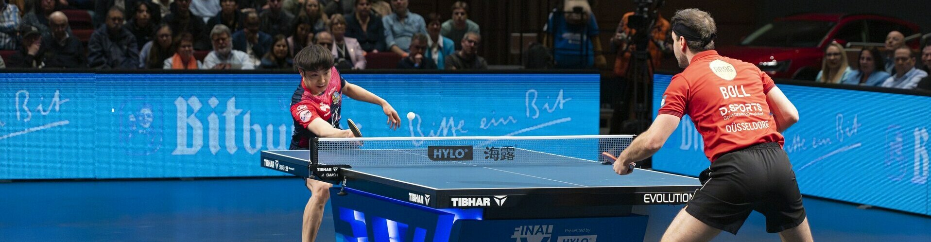 Zwei Tischtennisspieler in einem Match