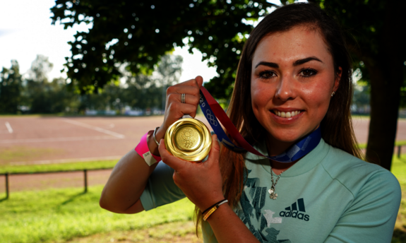 Bahnradsportlerin Lisa Klein mit Medaille.