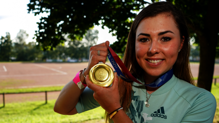 Bahnradsportlerin Lisa Klein mit Medaille.