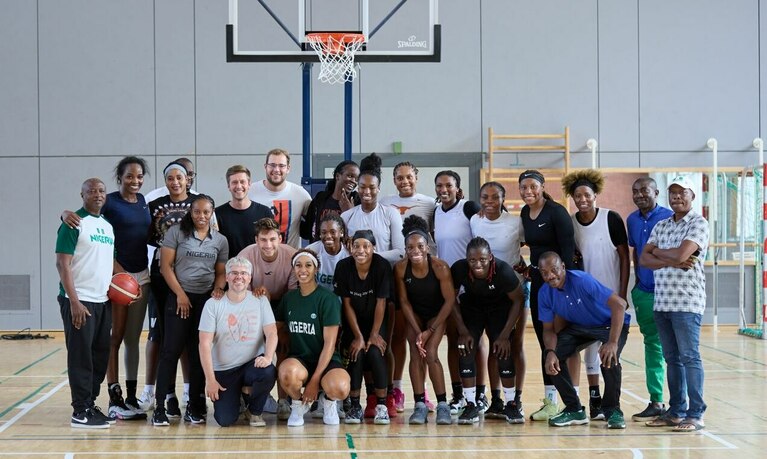 Eine große Gruppe machen ein Bild zusammen in einer Halle