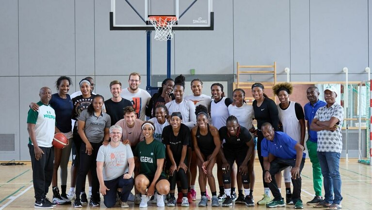 Eine große Gruppe machen ein Bild zusammen in einer Halle