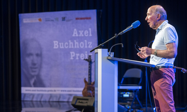 ein älterer mann hält eine Rede